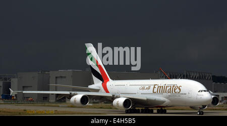 Airbus A380 Testflug am 4. Juli 2014 in Hamburg - Deutschland. Das Flugzeug wird Emirates Airline in Kürze übermittelt werden. Es werden die 50. A380 für Emirates. Stockfoto