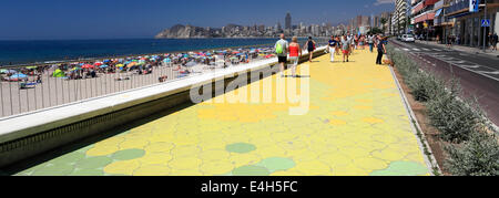 Blick auf Playa De Poniente Strand, Benidorm Resort, Costa Blanca, Provinz Valencia, Spanien, Europa. Stockfoto