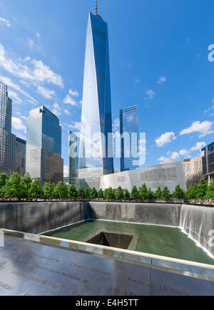 Süd-Pool von National September 11 Memorial mit One World Trade Center (Freiheitsturm) hinter, Manhattan, New York, New York City, USA Stockfoto