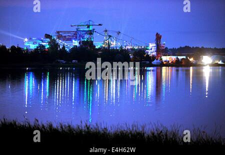 Berlin, Deutschland. 10. Juli 2014. Der alte Tagebau-Bagger auf dem Gelände des Hip Hop Festival 'Splash' Leuchten am Abend in Berlin, Deutschland, 10. Juli 2014. Foto: Ole Spata/Dpa/Alamy Live-Nachrichten Stockfoto