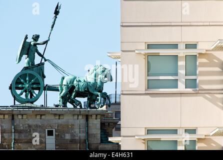 Berlin, Deutschland. 11. Juli 2014. Die Quadriga des Brandenburger Tors neben der U.S. amerikanischen Botschaft in Berlin, Deutschland, 11. Juli 2014. Foto: Soeren Stache/Dpa/Alamy Live News Stockfoto