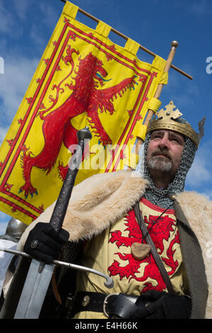 Reenactment der Schlacht von Bannockburn mit Robert The Bruce bei Bannockburn Leben 700 Jahre Gedenken an die Schlacht, Schottland. Stockfoto