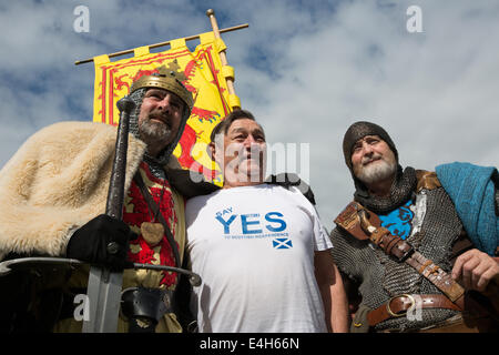 Reenactment der Schlacht von Bannockburn mit Robert The Bruce bei Bannockburn Leben 700 Jahre Gedenken an die Schlacht, Schottland. Stockfoto