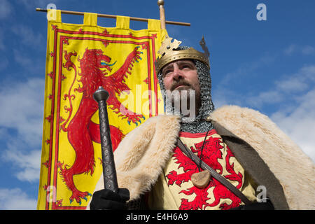 Reenactment der Schlacht von Bannockburn mit Robert The Bruce bei Bannockburn Leben 700 Jahre Gedenken an die Schlacht, Schottland. Stockfoto