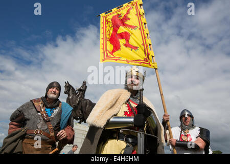 Reenactment der Schlacht von Bannockburn mit Robert The Bruce bei Bannockburn Leben 700 Jahre Gedenken an die Schlacht, Schottland. Stockfoto