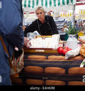 Spezialist für Lancashire Käse Verkäufer bei Altrincham Farmers' Market Stockfoto