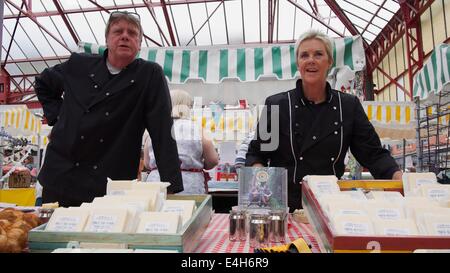 Spezialist für Lancashire Käse Verkäufer bei Altrincham Farmers' Market Stockfoto