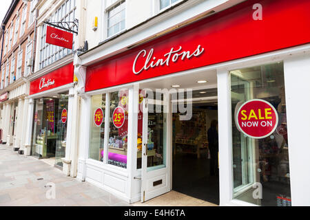 Clintons Karte Shop Geschenke Gruß Karten Shop äußere Zeichen Fassade Haupteingang Cotswolds UK England Stockfoto