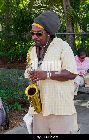 Männlichen Afroamerikaner Saxophon Straßenmusiker spielen Musik Stockfoto