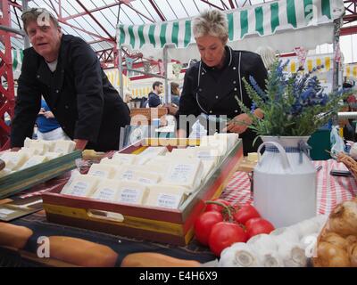 Spezialist für Lancashire Käse Verkäufer bei Altrincham Farmers' Market Stockfoto