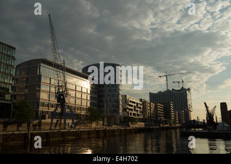 Ein Foto der HafenCity in Hamburg bei Sonnenuntergang. Stockfoto