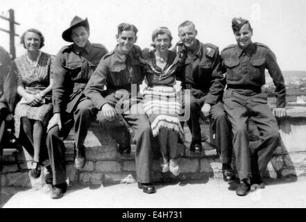 Britische Soldaten mit italienischen Mädchen in Neapel Italien während des Zweiten Weltkriegs 1944. Napoli Weltkrieg zwei WW2 im Ausland verbündeten Verbündeten im Ausland einheitliche Armee brüderend Stockfoto