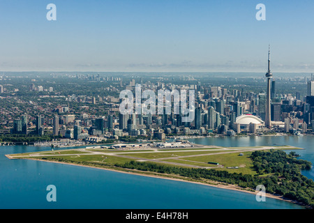 Luftaufnahme von Toronto Skyline mit Billy Bishop Airport im Vordergrund. Stockfoto