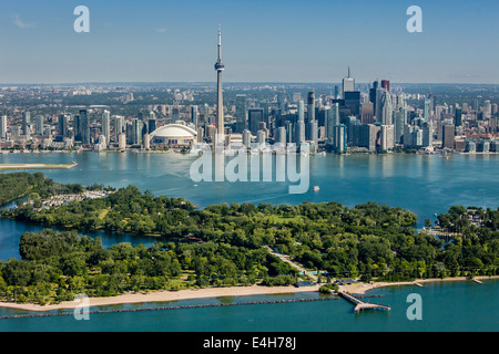 Luftaufnahme der Skyline von Toronto mit Inseln und Hafen. Stockfoto