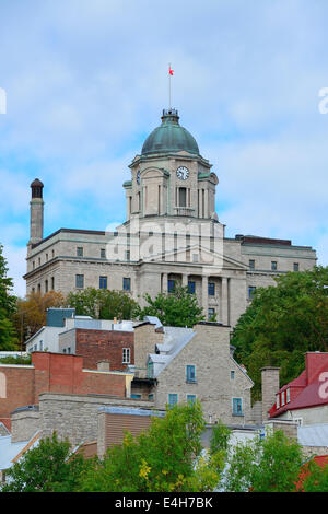 Chateau Frontenac in den Tag mit Wolke und blauer Himmel in Québec (Stadt) Stockfoto