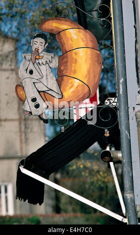 AJAXNETPHOTO. METZ, FRANKREICH - BUNTE ZEICHEN IN FORM VON EINEM CROISSANT AUßERHALB BOULANGERIE (BROT-SHOP). FOTO: JONATHAN EASTLAND/AJAX REF; 6081 08 30 Stockfoto