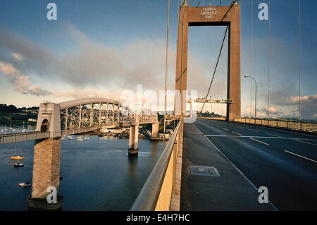 AJAXNETPHOTO. PLYMOUTH, ENGLAND. BRUNELS EISENBAHNBRÜCKE (LINKS) ÜBERQUERT DEN TAMAR RIVER ZWISCHEN PLYMOUTH UND SALTASH MIT DER TAMAR ROAD BRIDGE, DIE 1961 ERÖFFNET WURDE. FOTO: JONATHAN EASTLAND/AJAX REF:6049 17 19 Stockfoto