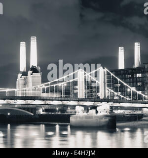 Battersea Power Station auf Themse als das Wahrzeichen von London in der Nacht. Stockfoto