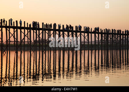 Sonnenuntergang Silhouetten bei U Bein Brücke über den Taungthaman-See in Amarapura, Myanmar (Burma) Stockfoto