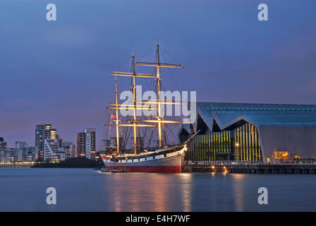 Die lebhafteste Tall Ship an der Riverside Museum Glasgow am frühen Abend im Winter Stockfoto