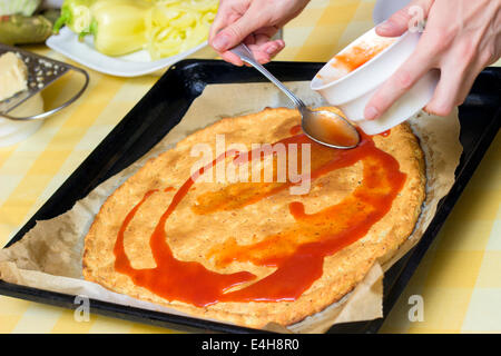 Pizzabacken köstliche Paleo Kartoffel Kruste, Nahaufnahme Stockfoto