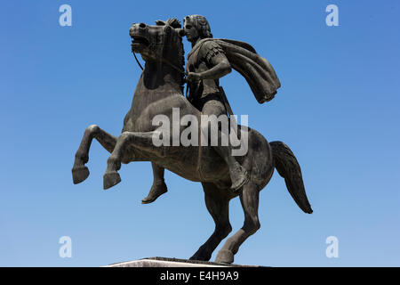 Statue von Alexander dem großen und seinem Pferd Bucephalus, während ein sonniger Morgen, in der Stadt von Thessaloniki, Griechenland. Stockfoto