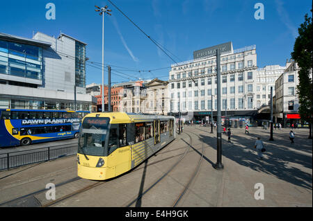 Metrolink Straßenbahn tritt Manchester Piccadilly Gardens Bereich an einem sonnigen Morgen. Stockfoto