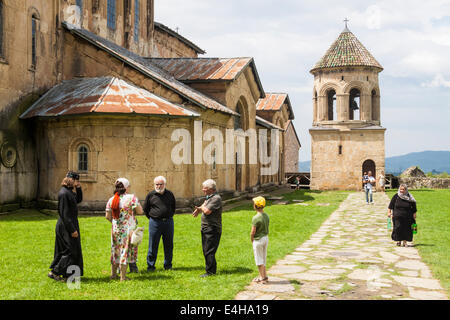 Menschen bei Gelati Kloster, Kutaissi, Georgien Stockfoto