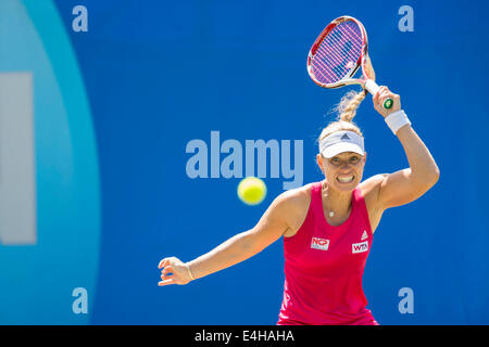 AEGON International 2014 - übergab Angelique Kerber Deutschlands in Aktion spielen einzelne Vorhand. Stockfoto