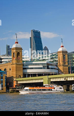 Cannon Street Station steht auf dem nördlichen Ufer der Themse im Herzen der City of London. Stockfoto