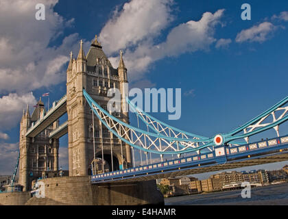 Die Tower Bridge über die Themse in London ist eine Ikone Klappbrücke und markiert den Beginn der Pool von London. Stockfoto