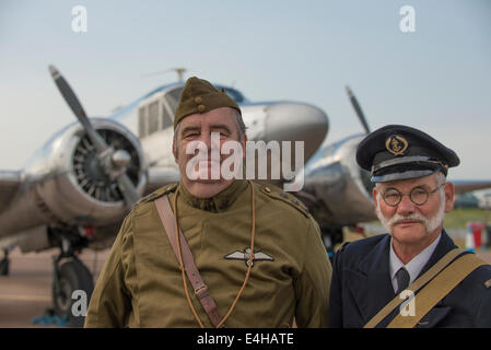 RAF Fairford, Gloucestershire UK. 11. Juli 2014. Anfang des 20. Jahrhunderts militärische Uniformen an RIAT. Bildnachweis: Malcolm Park Leitartikel/Alamy Live-Nachrichten Stockfoto