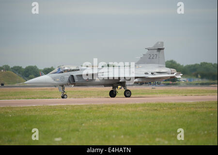 RAF Fairford, Gloucestershire UK. 11. Juli 2014. Saab JAS 39C Gripen Kampfflugzeuge der schwedischen Luftwaffe für eine Anzeige beim RIAT ausziehen. Bildnachweis: Malcolm Park Leitartikel/Alamy Live-Nachrichten Stockfoto