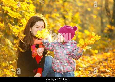 Mutter und Tochter im park Stockfoto