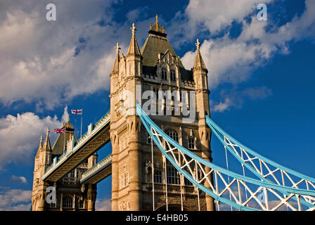 Die Tower Bridge über die Themse in London ist eine Ikone Klappbrücke und markiert den Beginn der Pool von London. Stockfoto