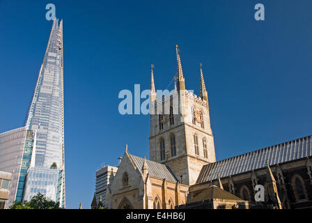 Die Scherbe, Londons größte und neueste Wolkenkratzer überragt Southwark Cathedral, einem der ältesten Gebäude Londons. Stockfoto