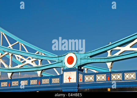 Die Tower Bridge über die Themse in London ist eine Ikone Klappbrücke und markiert den Beginn der Pool von London. Stockfoto