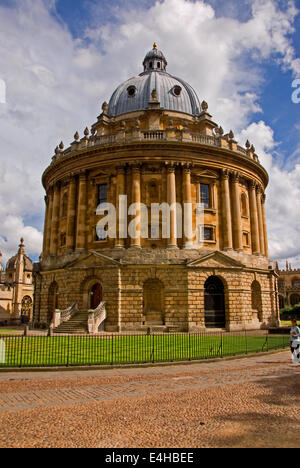 Radcliffe Camera ist ein einzigartiges rundes Gebäude im Herzen von Oxford. Stockfoto