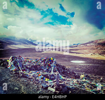 Vintage retro-Effekt gefilterte Hipster Stil reisen Bild der buddhistische Gebetsfahnen (Windpferd) auf Baralacha La Pass auf Manali-Leh Stockfoto