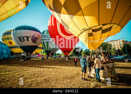 Igualada, Spanien. 10. Juli 2014: Heißluftballons vorzubereiten, für den ersten Wettbewerb von Igualada Flug Bereich. abzuweichen - die ersten Wertungsflüge der 18. Ausgabe von Igualada vier Tage langen europäischen Ballon-Festival, die größte Konzentration, Wettbewerb und Festival von Heißluft Ballons in Spanien mit mehr als 50 internationale Teams dauerte nicht sehr lange wegen starkem Wind Stockfoto