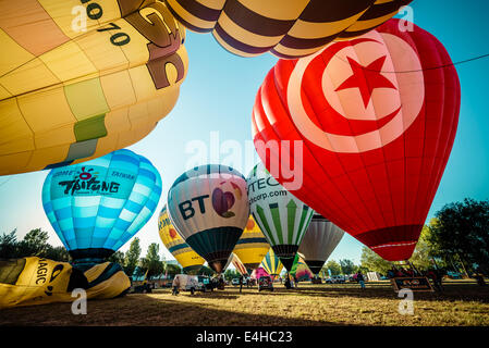 Igualada, Spanien. 10. Juli 2014: Heißluftballons vorzubereiten, für den ersten Wettbewerb von Igualada Flug Bereich. abzuweichen - die ersten Wertungsflüge der 18. Ausgabe von Igualada vier Tage langen europäischen Ballon-Festival, die größte Konzentration, Wettbewerb und Festival von Heißluft Ballons in Spanien mit mehr als 50 internationale Teams dauerte nicht sehr lange wegen starkem Wind Stockfoto