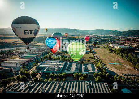 Igualada, Spanien. 10. Juli 2014: Am Morgenhimmel über Igualada füllt mit Heißluftballons, während sie für den ersten Wettbewerb - die ersten Wertungsflüge der 18. Ausgabe von Igualada ausziehen vier Tage lange europäische Ballon-Festival, die größte Konzentration, Wettbewerb und Festival der Heißluftballons in Spanien mit mehr als 50 internationale Teams, nicht sehr lange wegen der windigen Bedingungen währte Stockfoto