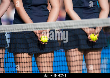 AEGON International 2014 - Eastbourne - England, Ball Mädchen warten bei Net für Spieler auf Platz ankommen. Stockfoto