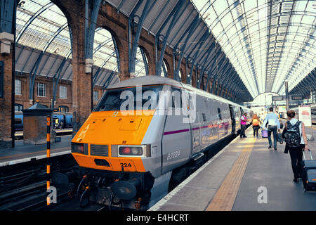 LONDON, UK - 27. September: Kings Cross Station mit Zug am 27. September 2013 in London, Vereinigtes Königreich. Im Jahre 1852 ist, der südliche Terminus von der East Coast Main Line. Stockfoto