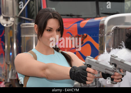 London, UK. 11. Juli 2014.  Der Schauspieler und Schauspielerin Kleid im Cosplay Kostüm für Promoter von Perview der London Film and Comic Con 2014 Fototermin am Earls Court zwei in London. Bildnachweis: Siehe Li/Alamy Live News Stockfoto