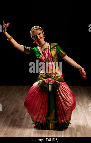 Junge schöne Frau Tänzerin Exponent der indischen klassischen Tanz Bharatanatyam Stockfoto