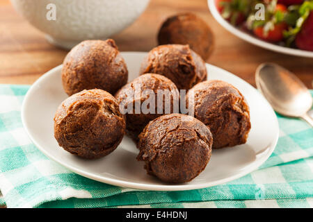 Hausgemachte Schokolade Donut Löcher mit Zucker zum Frühstück Stockfoto