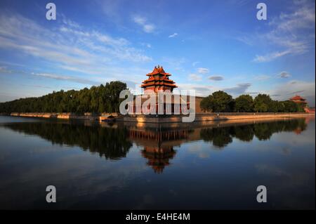 Peking, China. 12. Juli 2014. Foto in den frühen Morgenstunden am 12. Juli 2014 zeigt Wachturm des Palastmuseums, auch bekannt als der verbotenen Stadt in Peking, Hauptstadt von China. Bildnachweis: Chen Yehua/Xinhua/Alamy Live-Nachrichten Stockfoto