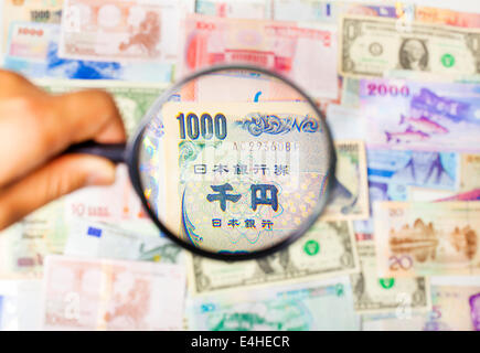 mit Hilfe einer Lupe, die Methode des asiatischen Marktes zu suchen Stockfoto