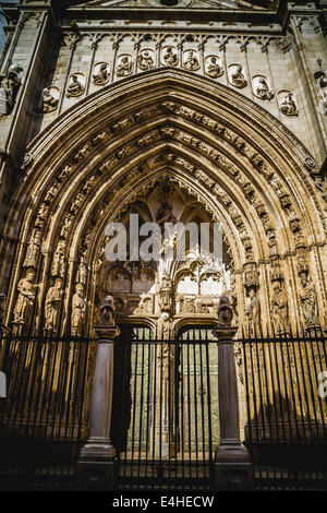 Tür der Kathedrale von Toledo, Kaiserstadt und Bogen. Spanien Stockfoto